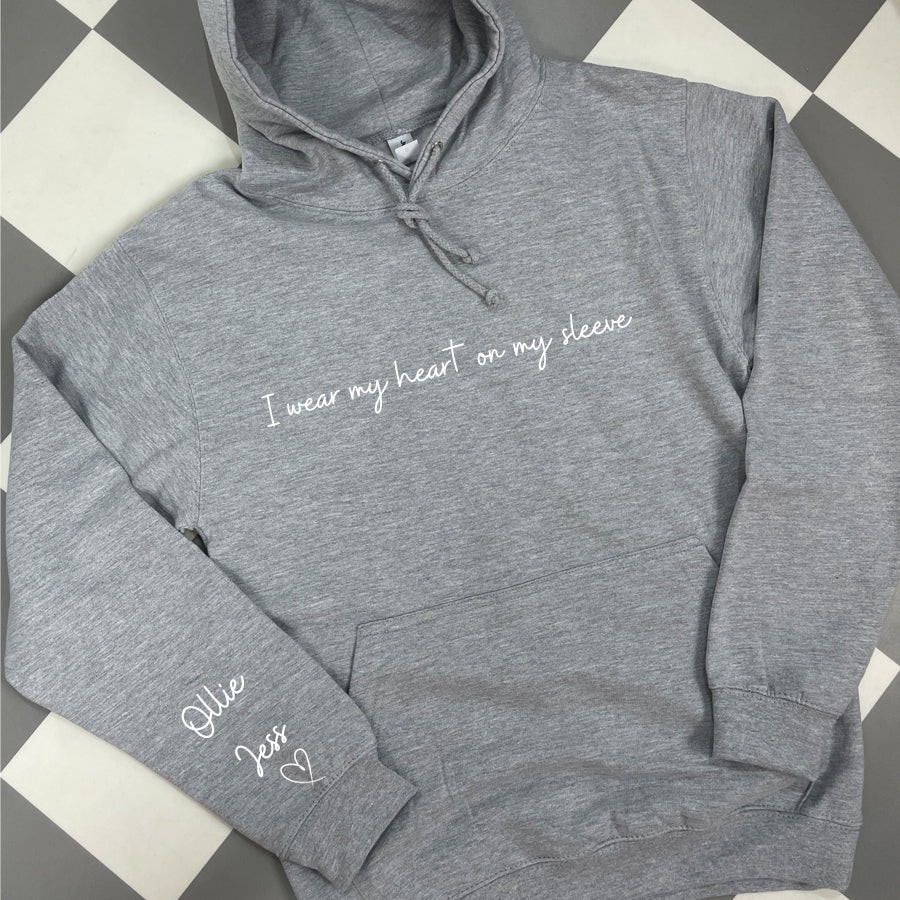 ''Heart On My Sleeve'' Individuelles Sweatshirt Hoodie mit Kindernamen Geburtstag und Christams Geschenk